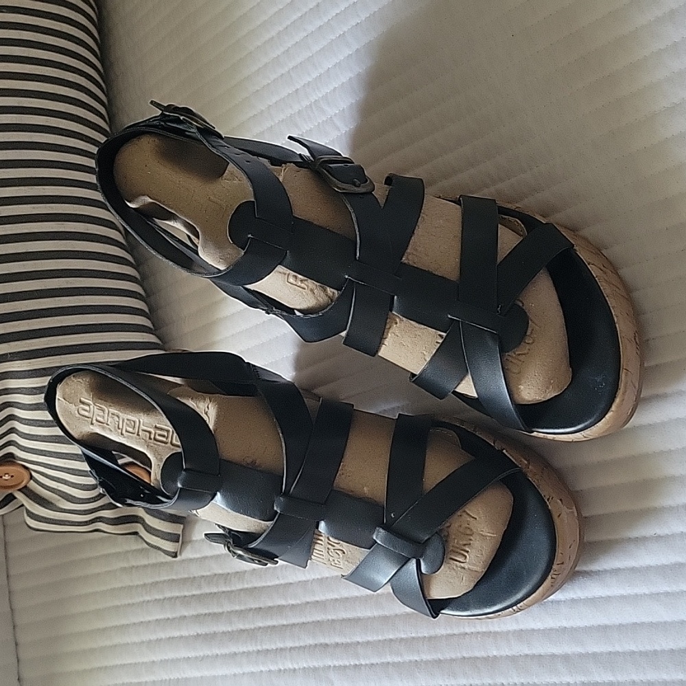 Strapped wedge